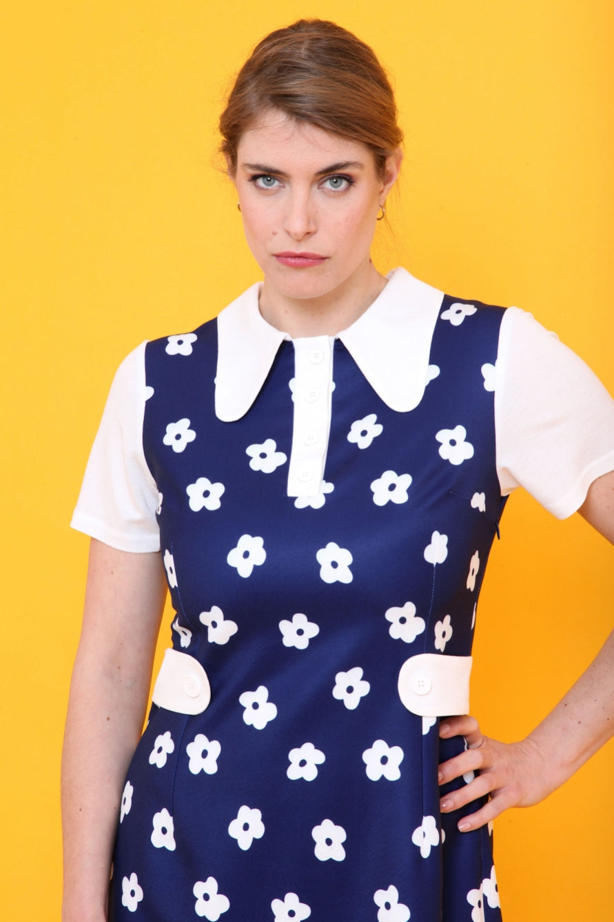 Robe bleue à fleurs blanches col claudine années 60 face – HAFTER MODE