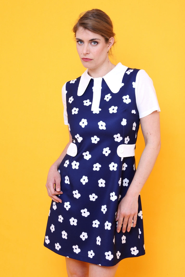 Robe bleue à fleurs blanches  – HAFTER MODE
