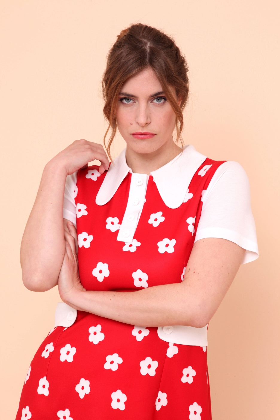 Robe rouge à fleurs blanches col claudine années 60 face – HAFTER MODE